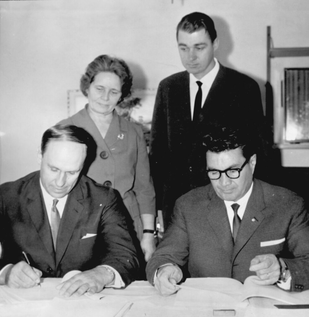 Koskenrinteen urakkasopimuksen allekirjoitus