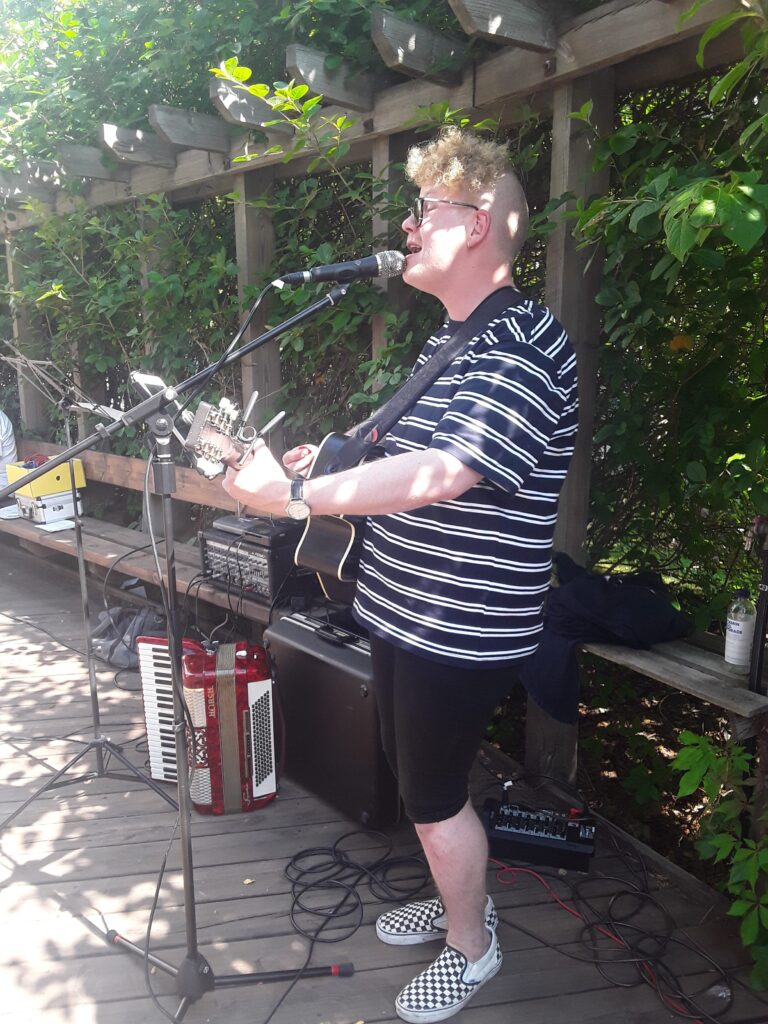 Robert Kyöstilä laulaa ja soittaa kitaraa