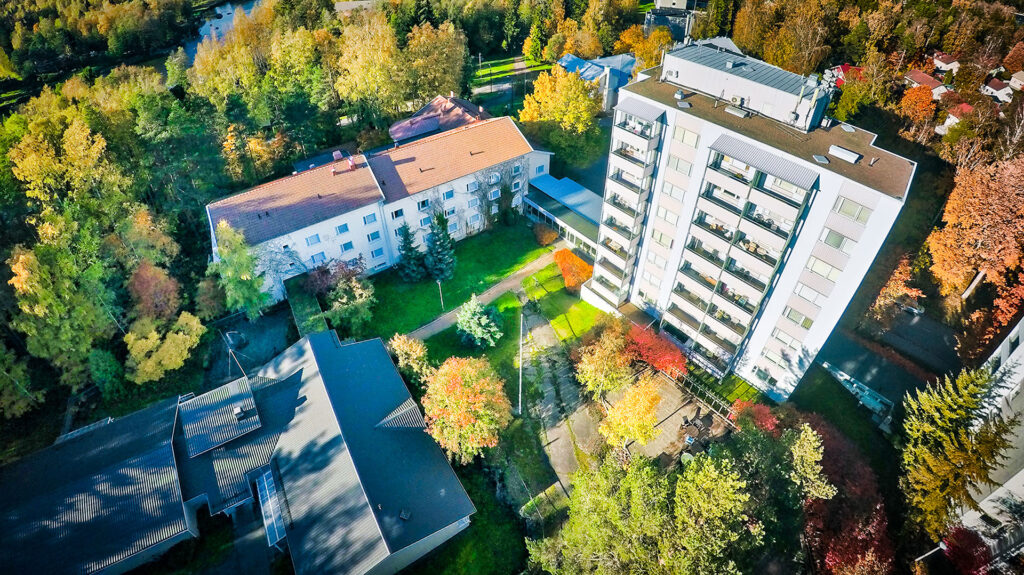 kaunis syyksyinen pihapiiri kuvattu ylhäältä dronella