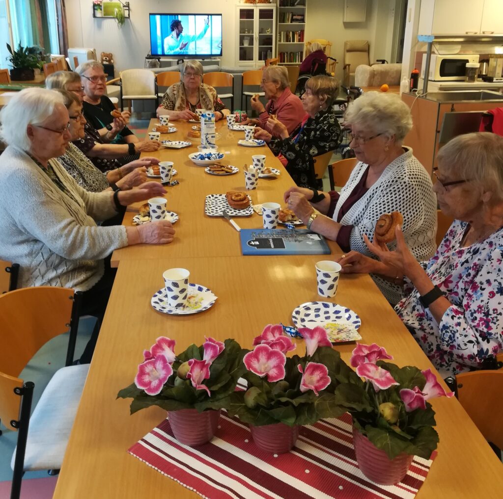 Mölkkyporukka kahvilla