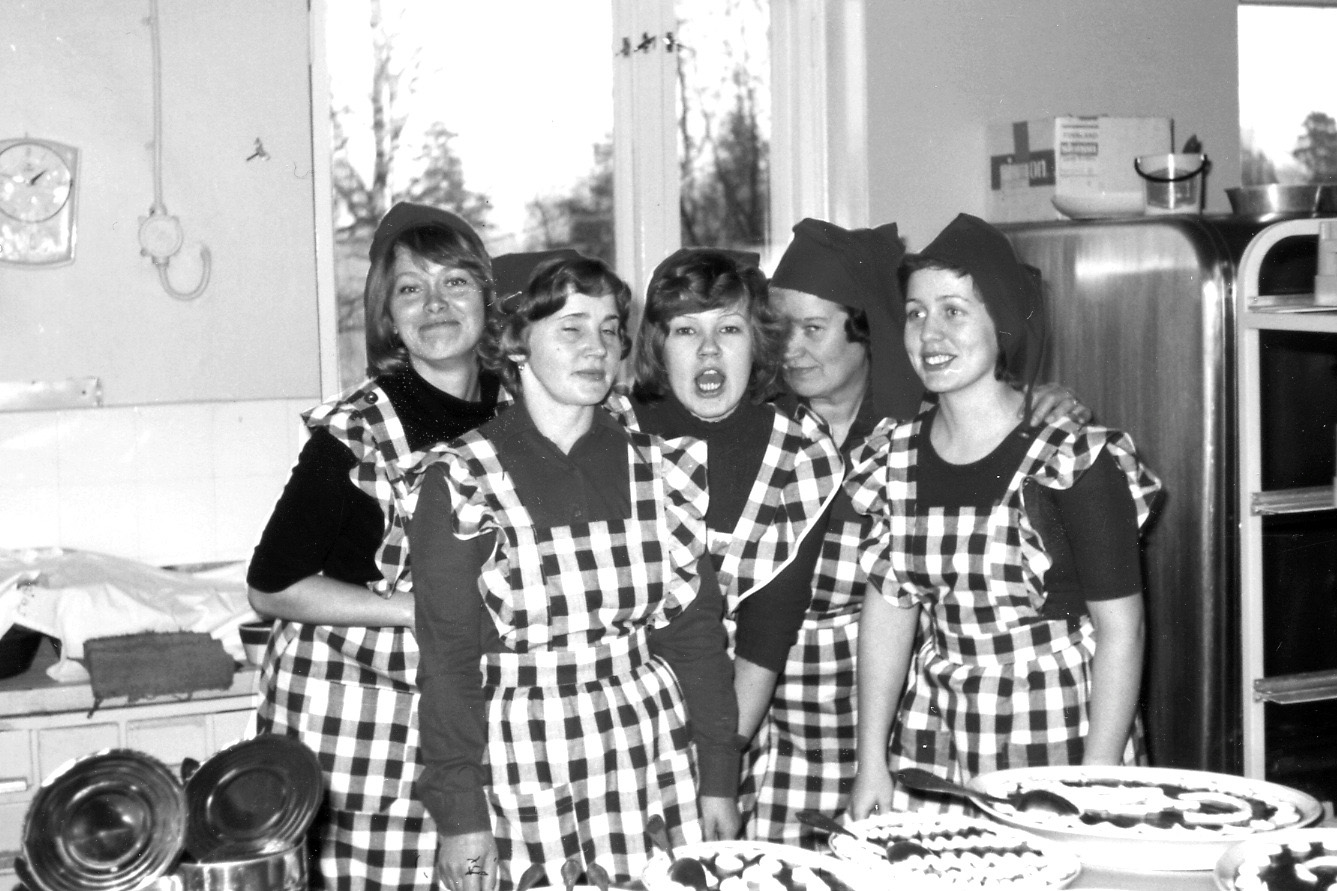 Keittiötytöt 1975, Seija Laatikainen keskellä